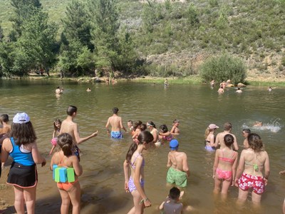 Participantes se bañan en la piscina natural de "El molino". 