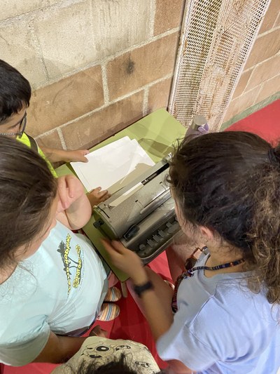 Tres parcipantes con una máquina Perkins. 