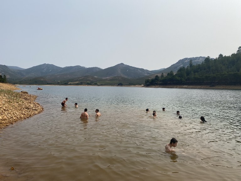 Los participantes bañándose en el río