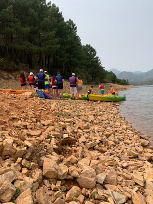 Participantes subiendo a una canoa