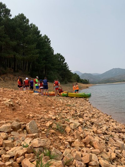 Participantes subiendo a una canoa