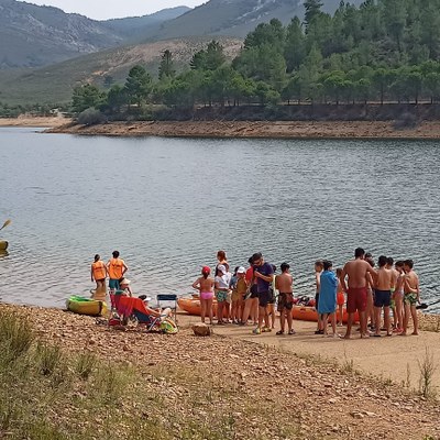 Todos los participantes en la orilla del río se preparan para la ruta con pirágüa