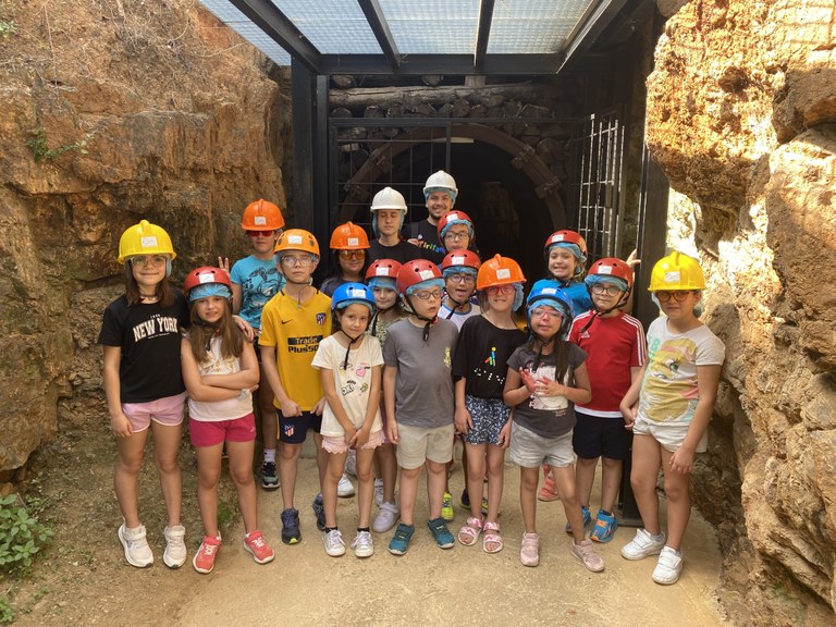 Foto de grupo durante la visita a la mina. 