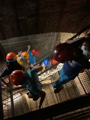 Participantes bajan unas escaleras durante la visita a la mina de Costanaza. 
