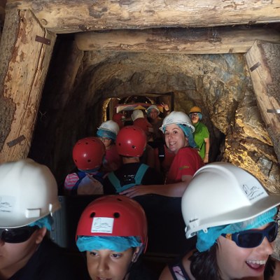 Participantes en uno de los túneles de la mina de Costanaza. 