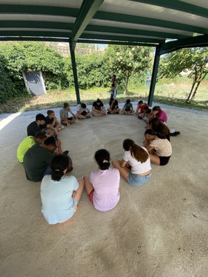 Participantes sentados en círculo. 