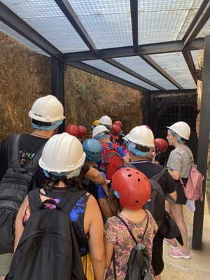 Un grupo de participantes durante la visita a la mina de Costanaza (2). 