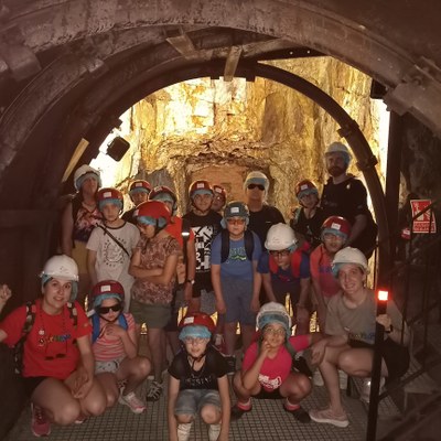 Un grupo de participantes durante la visita a la mina de Costanaza. 