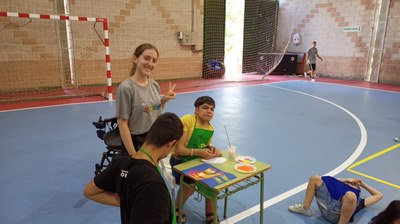 Un participante en el taller de pintura realizando una obra. 