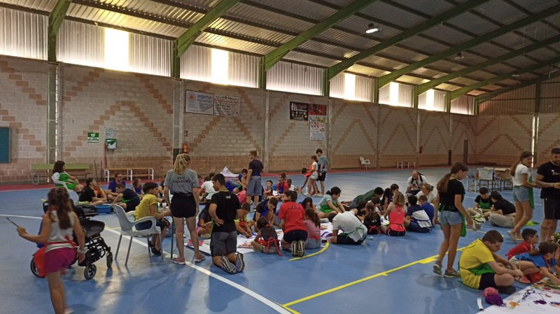 Varios grupos de participantes en el taller de pintura. 