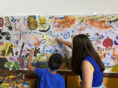 Dos participantes señalando una parte del mural. 