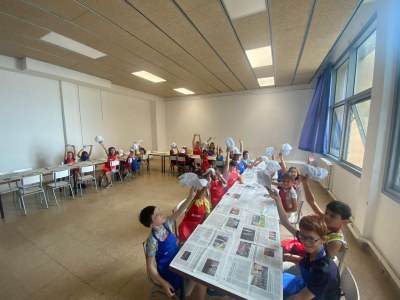 Los participantes realizando su primera actividad artística