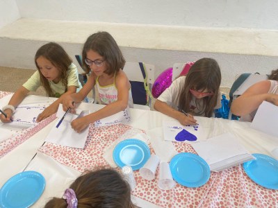 Tres participantes realizan un dibujo en el taller de artes plásticas