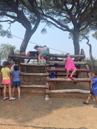 Varios participantes practicando actividades al aire libre