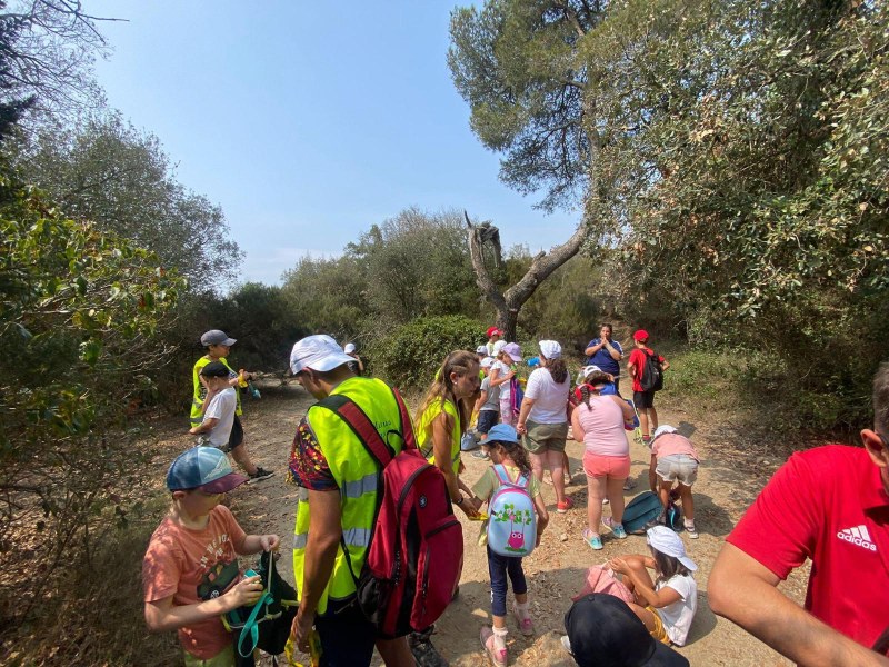 El grupo de participantes hace un descanso durante la excursión para beber agua. 