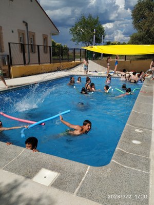 Varios participantes juegan en la piscina