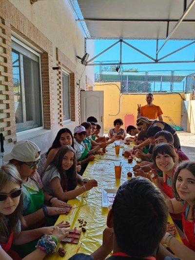 Un grupo de participantes haciendo esculturas