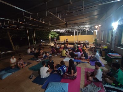 Los participantes en una sesión de relajación Los participantes en una sesión de relajación