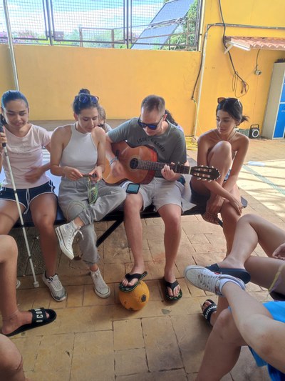 Monitores y participantes cantando una canción Monitores y participantes cantando una canción