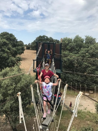 Un participante y una monitora en la tirolina Un participante y una monitora en la tirolina