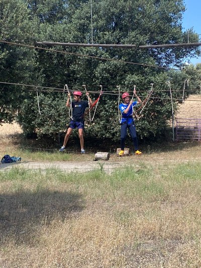 Dos participantes haciendo el recorrido de las tirolinas