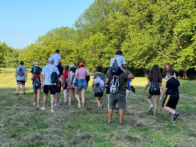 Los participantes caminan hacia las Fuentes del Marqués