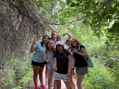 Varios participantes disfrutando de la naturaleza