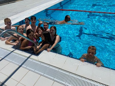 Un grupo de participantes en la piscina