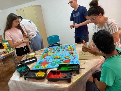 Unos participantes terminando su obra de arte