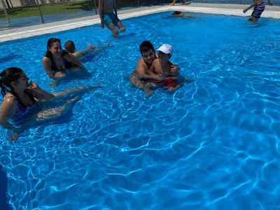 Varios participantes en la piscina