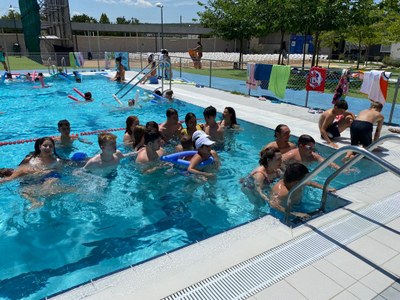 Los participantes en la piscina