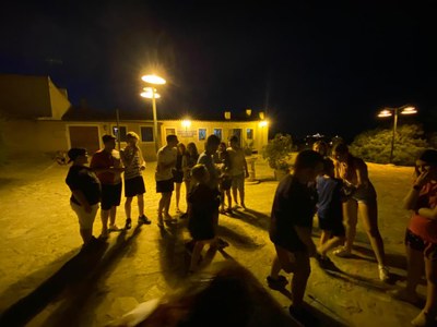 Los participantes, por la noche, haciendo juegos