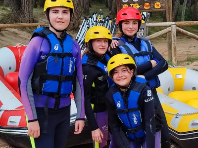 Cuatro participantes preparados para hacer rafting