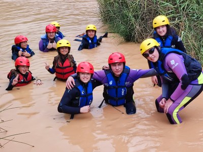 Varios participantes dentro del río