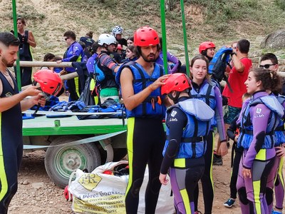 Varios participantes y monitores a punto de hacer rafting