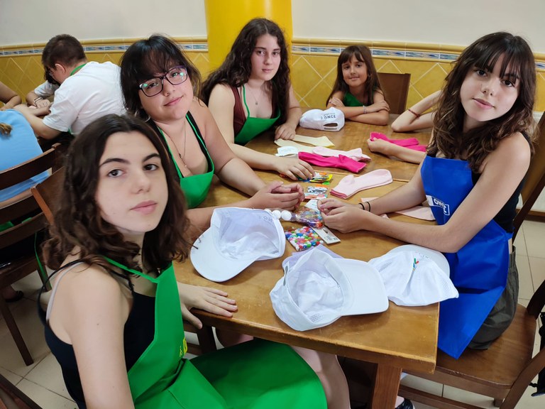 Un grupo de participantes en el taller de títeres.