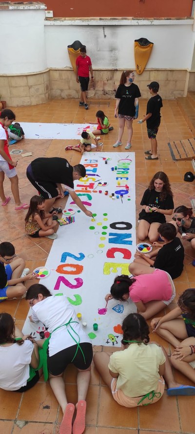 Los participantes pintando un cartel