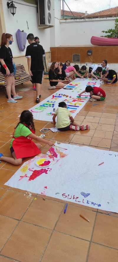 Un grupo de participantes terminan de pintar un cartel