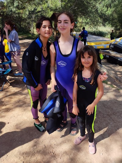 Tres participantes con los trajes de neopreno