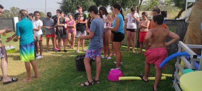 Varios participantes a la salida de la piscina