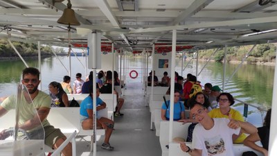 Los participantes navegando en un barco solar