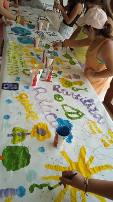 Los participantes pintando un mural