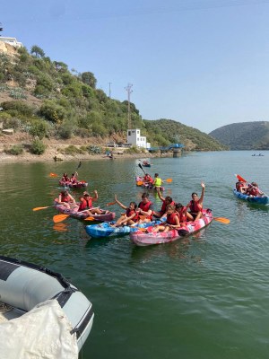Un grupo de participantes montados en Kayaks