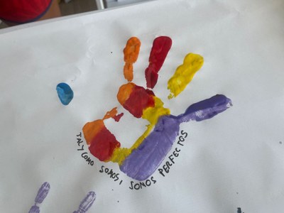 Dibujo de una mano de colores