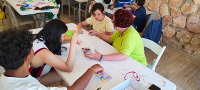 Varios participantes haciendo pulseras