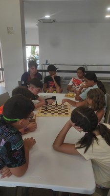 Varios participantes jugando al ajedrez
