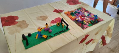 Dos cuadros realizados con plastilina de colores