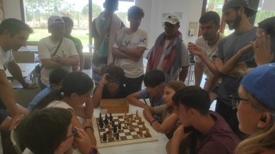 Un grupo de participantes jugando al ajedrez