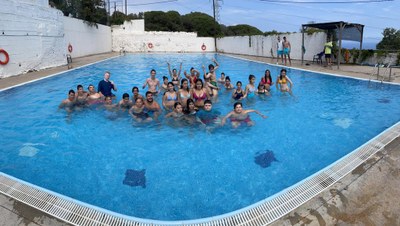 Todos los participantes en la piscina