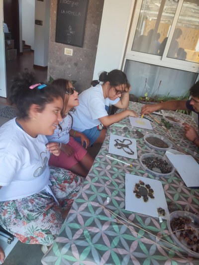 Varios participantes en el taller de Land Art Varios participantes en el taller de Land Art